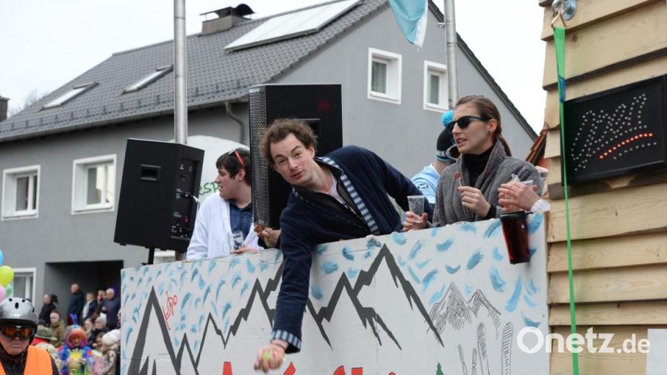 Nicht wie die letzten Jahre am Sonntag, sondern am Samstag zog sich in diesem Jahr der Faschingszug durch Schnaittenbach, vorbei an Hunderten Besuchern. Bild: Andreas Brückmann