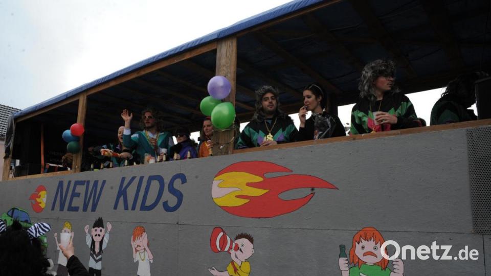 Nicht wie die letzten Jahre am Sonntag, sondern am Samstag zog sich in diesem Jahr der Faschingszug durch Schnaittenbach, vorbei an Hunderten Besuchern. Bild: Andreas Brückmann