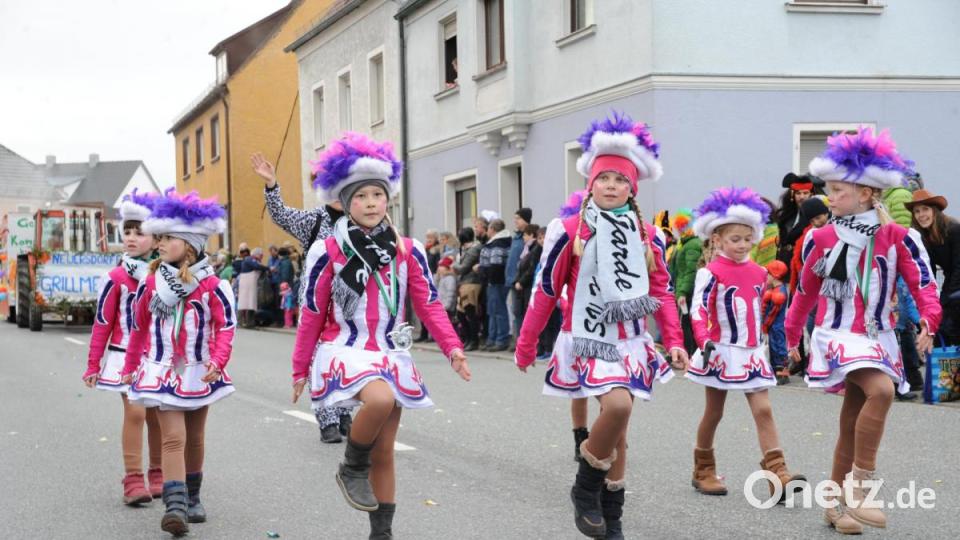 Nicht wie die letzten Jahre am Sonntag, sondern am Samstag zog sich in diesem Jahr der Faschingszug durch Schnaittenbach, vorbei an Hunderten Besuchern. Bild: Andreas Brückmann