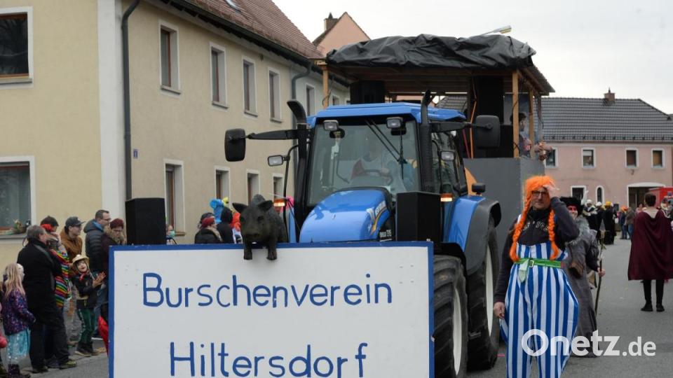 Nicht wie die letzten Jahre am Sonntag, sondern am Samstag zog sich in diesem Jahr der Faschingszug durch Schnaittenbach, vorbei an Hunderten Besuchern. Bild: Andreas Brückmann
