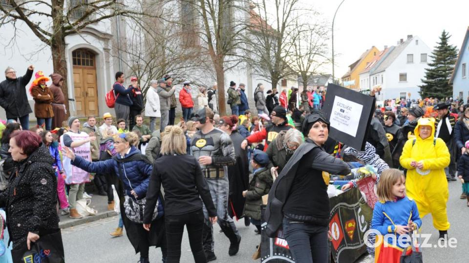 Nicht wie die letzten Jahre am Sonntag, sondern am Samstag zog sich in diesem Jahr der Faschingszug durch Schnaittenbach, vorbei an Hunderten Besuchern. Bild: Andreas Brückmann