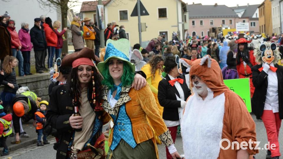 Nicht wie die letzten Jahre am Sonntag, sondern am Samstag zog sich in diesem Jahr der Faschingszug durch Schnaittenbach, vorbei an Hunderten Besuchern. Bild: Andreas Brückmann