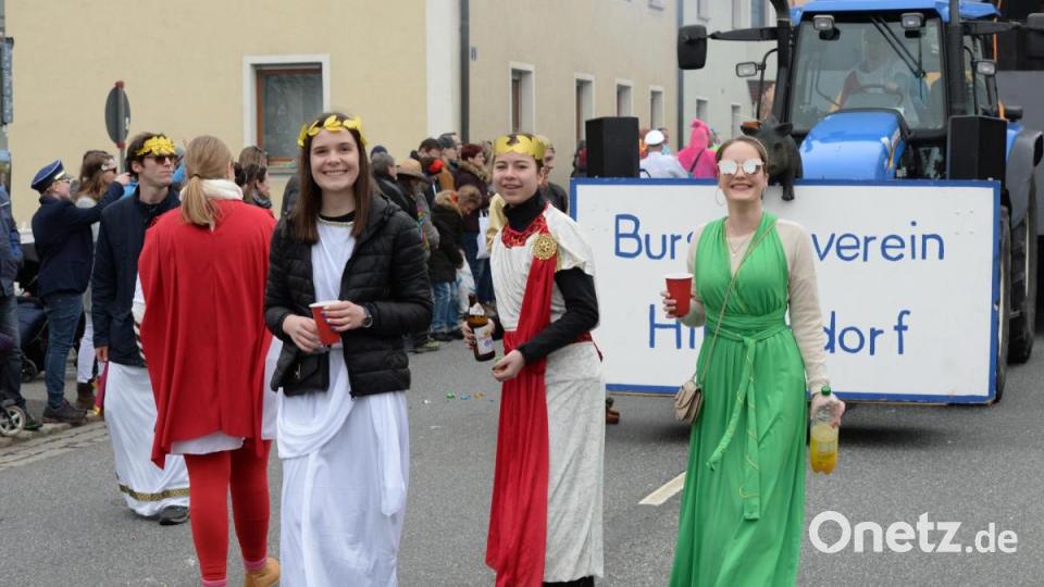 Nicht wie die letzten Jahre am Sonntag, sondern am Samstag zog sich in diesem Jahr der Faschingszug durch Schnaittenbach, vorbei an Hunderten Besuchern. Bild: Andreas Brückmann