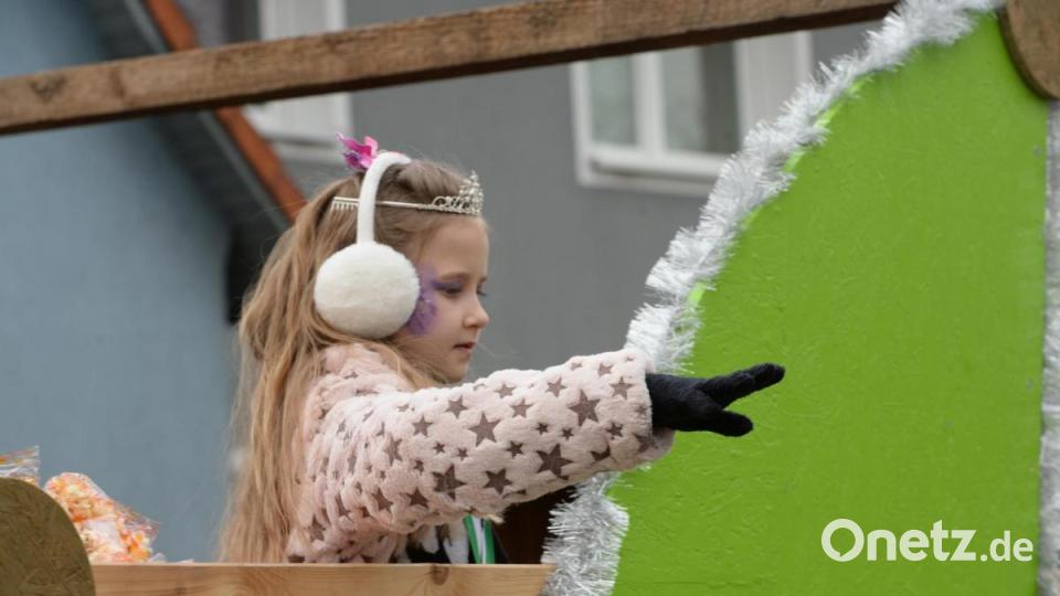 Nicht wie die letzten Jahre am Sonntag, sondern am Samstag zog sich in diesem Jahr der Faschingszug durch Schnaittenbach, vorbei an Hunderten Besuchern. Bild: Andreas Brückmann