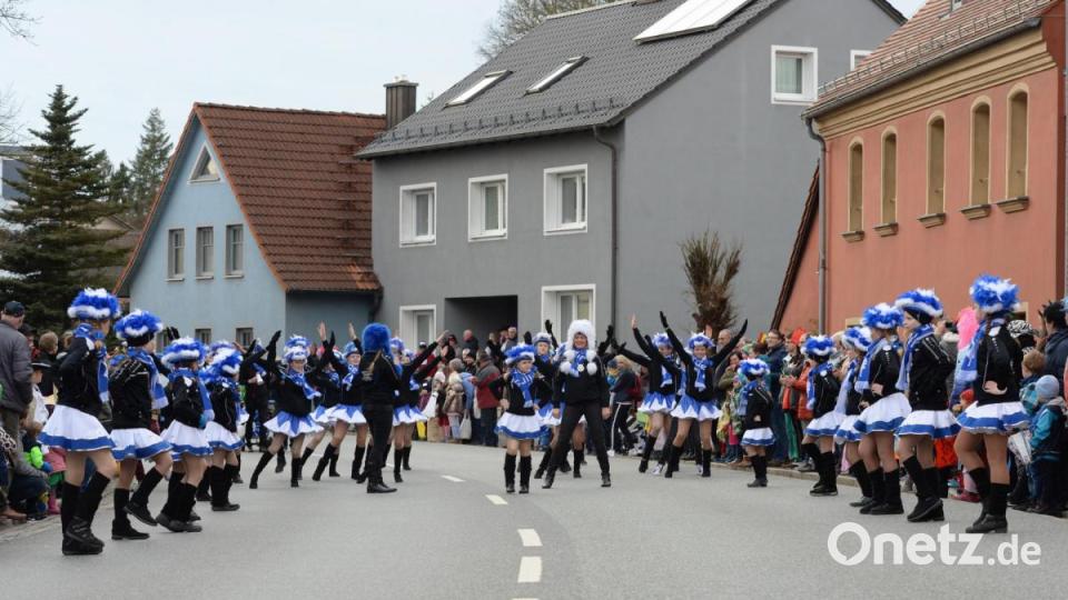 Nicht wie die letzten Jahre am Sonntag, sondern am Samstag zog sich in diesem Jahr der Faschingszug durch Schnaittenbach, vorbei an Hunderten Besuchern.. Bild: Andreas Brückmann