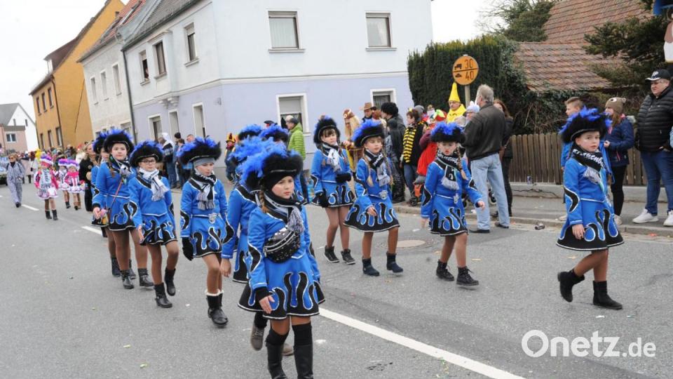 Nicht wie die letzten Jahre am Sonntag, sondern am Samstag zog sich in diesem Jahr der Faschingszug durch Schnaittenbach, vorbei an Hunderten Besuchern. Bild: Andreas Brückmann