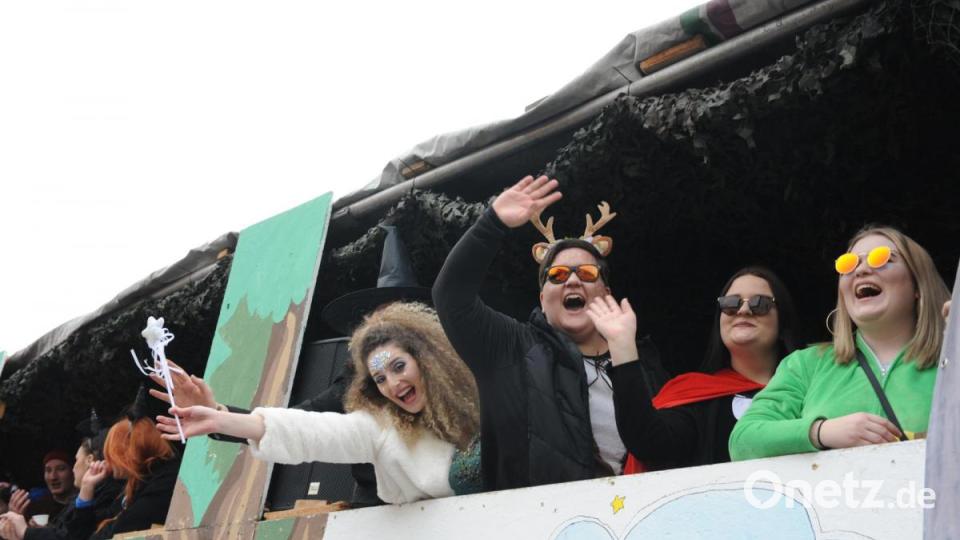 Nicht wie die letzten Jahre am Sonntag, sondern am Samstag zog sich in diesem Jahr der Faschingszug durch Schnaittenbach, vorbei an Hunderten Besuchern. Bild: Andreas Brückmann