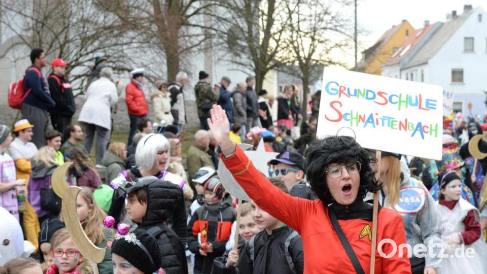 Nicht wie die letzten Jahre am Sonntag, sondern am Samstag zog sich in diesem Jahr der Faschingszug durch Schnaittenbach, vorbei an Hunderten Besuchern. Bild: Andreas Brückmann