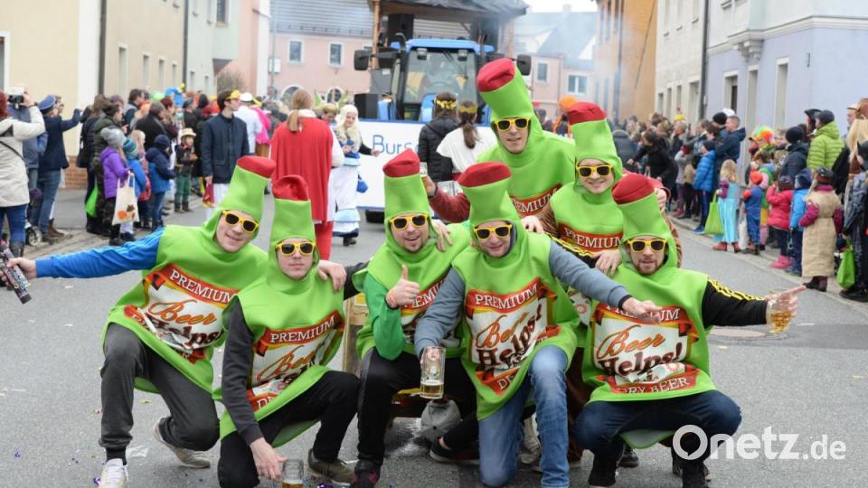 Nicht wie die letzten Jahre am Sonntag, sondern am Samstag zog sich in diesem Jahr der Faschingszug durch Schnaittenbach, vorbei an Hunderten Besuchern. Bild: Andreas Brückmann