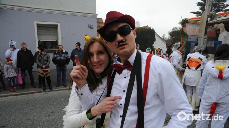 Nicht wie die letzten Jahre am Sonntag, sondern am Samstag zog sich in diesem Jahr der Faschingszug durch Schnaittenbach, vorbei an Hunderten Besuchern. Bild: Andreas Brückmann