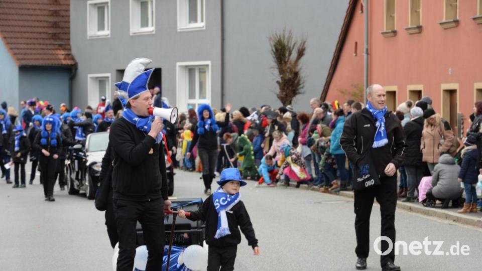 Nicht wie die letzten Jahre am Sonntag, sondern am Samstag zog sich in diesem Jahr der Faschingszug durch Schnaittenbach, vorbei an Hunderten Besuchern.. Bild: Andreas Brückmann
