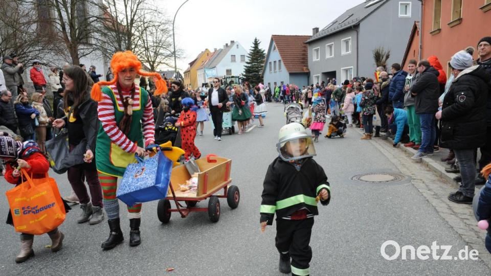 Nicht wie die letzten Jahre am Sonntag, sondern am Samstag zog sich in diesem Jahr der Faschingszug durch Schnaittenbach, vorbei an Hunderten Besuchern. Bild: Andreas Brückmann