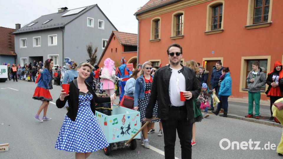 Nicht wie die letzten Jahre am Sonntag, sondern am Samstag zog sich in diesem Jahr der Faschingszug durch Schnaittenbach, vorbei an Hunderten Besuchern. Bild: Andreas Brückmann
