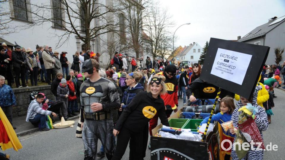 Nicht wie die letzten Jahre am Sonntag, sondern am Samstag zog sich in diesem Jahr der Faschingszug durch Schnaittenbach, vorbei an Hunderten Besuchern. Bild: Andreas Brückmann
