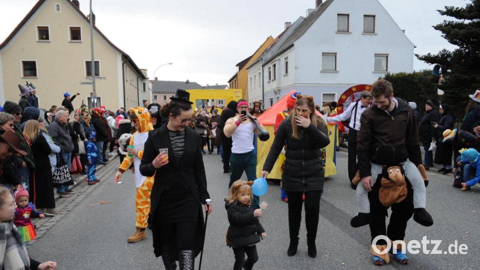Nicht wie die letzten Jahre am Sonntag, sondern am Samstag zog sich in diesem Jahr der Faschingszug durch Schnaittenbach, vorbei an Hunderten Besuchern. Bild: Andreas Brückmann