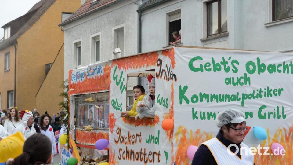 Nicht wie die letzten Jahre am Sonntag, sondern am Samstag zog sich in diesem Jahr der Faschingszug durch Schnaittenbach, vorbei an Hunderten Besuchern. Bild: Andreas Brückmann