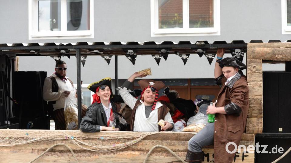 Nicht wie die letzten Jahre am Sonntag, sondern am Samstag zog sich in diesem Jahr der Faschingszug durch Schnaittenbach, vorbei an Hunderten Besuchern. Bild: Andreas Brückmann