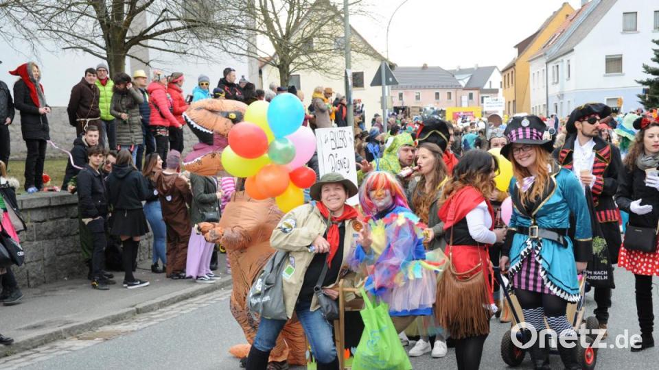 Nicht wie die letzten Jahre am Sonntag, sondern am Samstag zog sich in diesem Jahr der Faschingszug durch Schnaittenbach, vorbei an Hunderten Besuchern. Bild: Andreas Brückmann