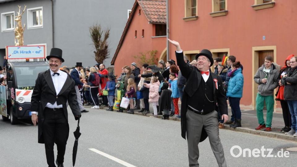 Nicht wie die letzten Jahre am Sonntag, sondern am Samstag zog sich in diesem Jahr der Faschingszug durch Schnaittenbach, vorbei an Hunderten Besuchern. Bild: Andreas Brückmann