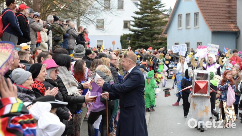 Nicht wie die letzten Jahre am Sonntag, sondern am Samstag zog sich in diesem Jahr der Faschingszug durch Schnaittenbach, vorbei an Hunderten Besuchern.. Bild: Andreas Brückmann