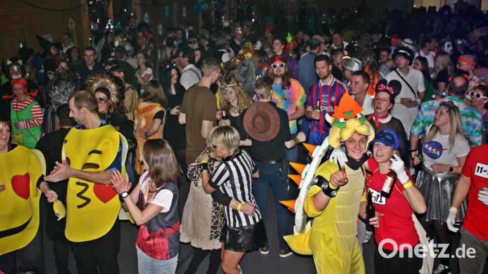 Blick auf die voll besetzte Tanzfläche beim Lumpenball. Bild: zer