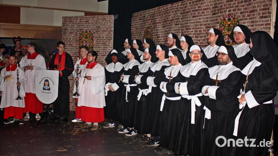 Bilder mit Blick auf die voll besetzte Tanzfläche beim Lumpenball. 
Bilder zu den Auftritten der Mädels mit Countrytanz und Schießerei, und auch die Burschen kamen zu Sister Act in Nonnenkleider. Einer schwebte gar durch die Halle als Nonnenengel. Ein tolles Kostüm hatte Renate Hilburger mit dem Thema „Wahlfahrt“, sie bezog sich damit auf die Bürgermeisterkandidatenwahl. Sieger der Maskenprämierung die Gruppe Stabilos- das sind die Eisstockschützen aus Pirk. 2020 Bild: zer