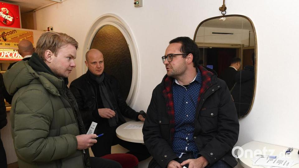 Podiumsdiskussion der Oberbürgermeister-Kandidaten in Amberg: Rund 200 Gäste verfolgten das Rede-Duell im Ring-Theater. Bild: Petra Hartl