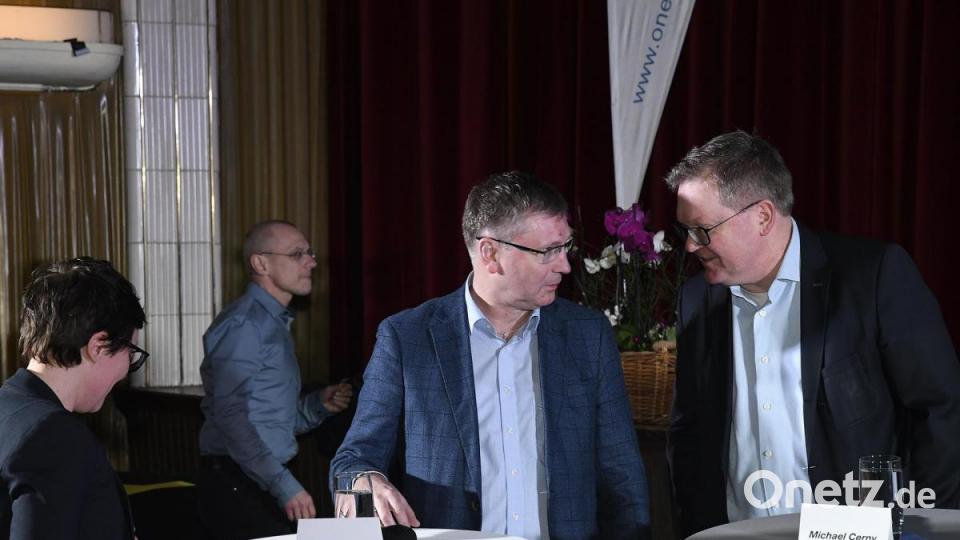 Podiumsdiskussion der Oberbürgermeister-Kandidaten in Amberg: Rund 200 Gäste verfolgten das Rede-Duell im Ring-Theater. Bild: Petra Hartl