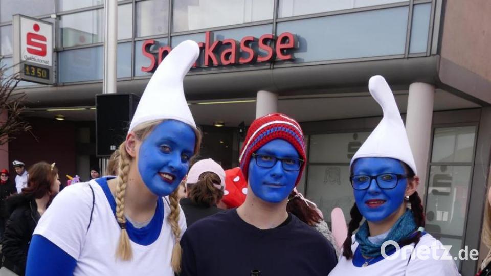 Zahlreiche maskierte Kleingruppen mischten sich unter die Zuschauer Bild: rn