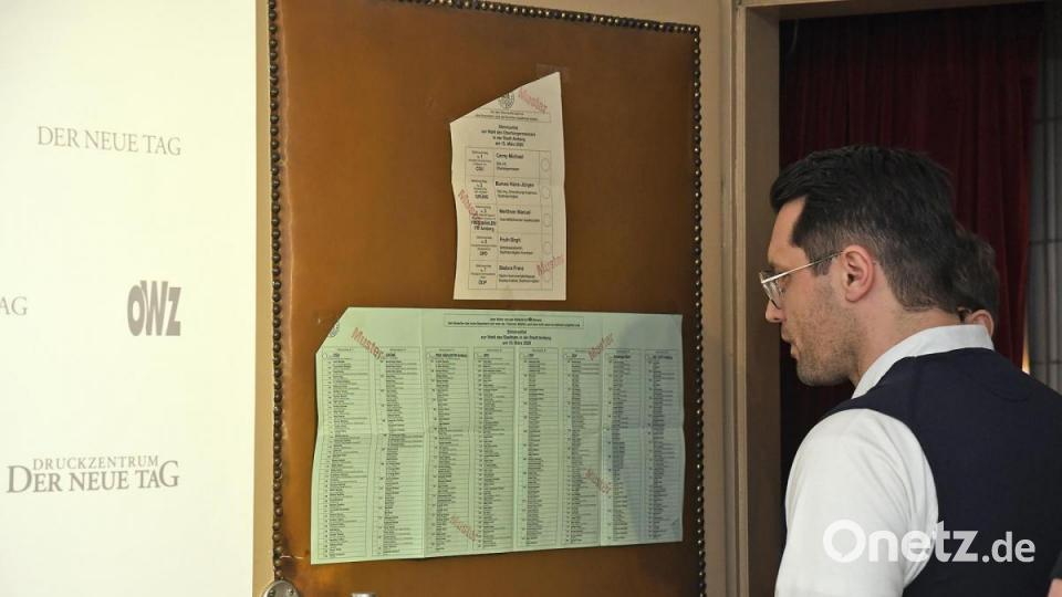 Podiumsdiskussion der Oberbürgermeister-Kandidaten in Amberg: Rund 200 Gäste verfolgten das Rede-Duell im Ring-Theater. Bild: Petra Hartl