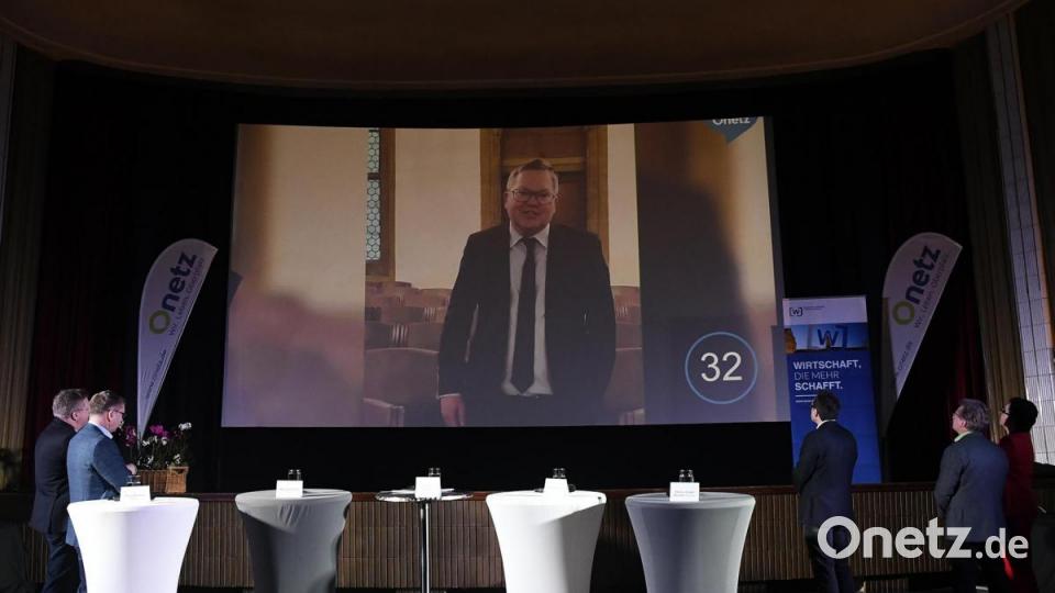 Podiumsdiskussion der Oberbürgermeister-Kandidaten in Amberg: Rund 200 Gäste verfolgten das Rede-Duell im Ring-Theater. Bild: Petra Hartl