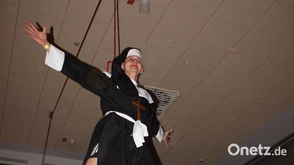 Die Burschen kamen zu Sister Act in Nonnenkleidern. Einer schwebte gar durch die Halle als Nonnenengel. Bild: zer