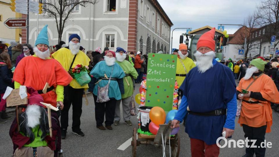 Die Wanderfreunde nahmen die Bon-Pflicht aufs Korn. Bild: jr