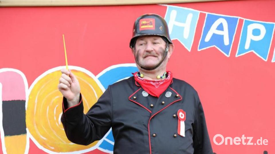 Der &quot;Rottendorfer Feuerwehrkommandant&quot; gibt den Ton an, zumindest beim Gleiritscher Faschingszug. Bild: akp