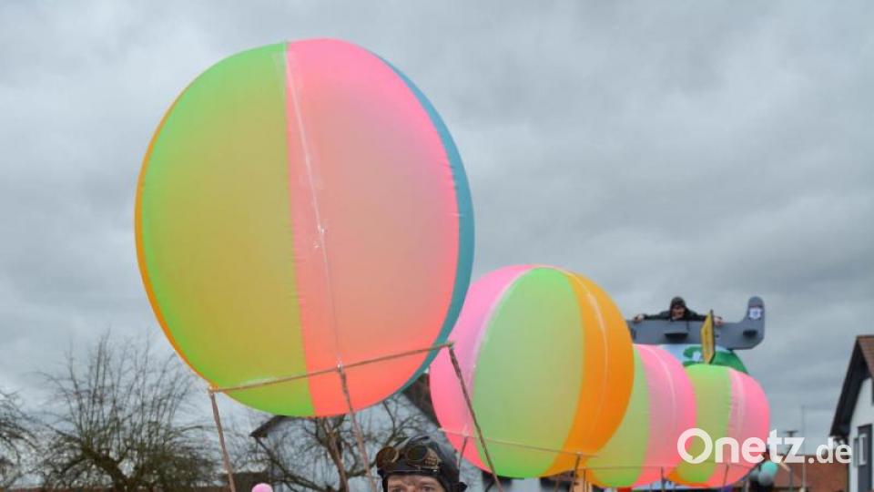 Die Stullner Ballonfahrer zeigten sich beim Faschingszug erdnah. Bild: Freya Stoeckl