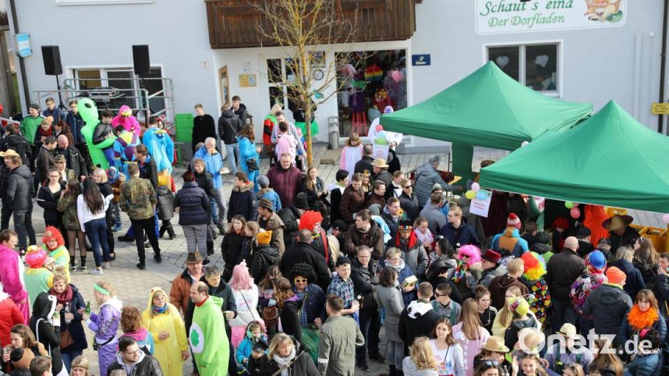 Ausgelassene Partystimmung herrschte am Gleiritscher Dorfplatz. Bild: akp