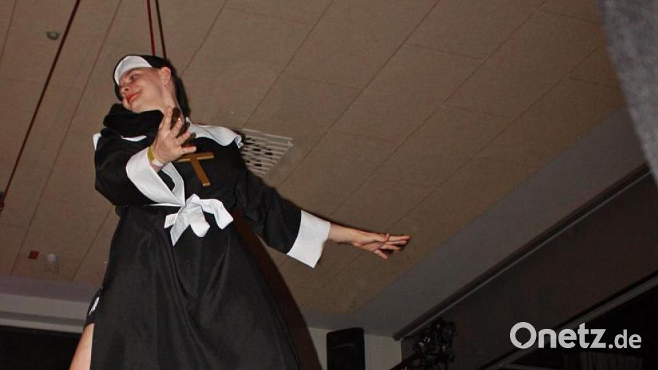 Die Burschen kamen zu Sister Act in Nonnenkleidern. Einer schwebte gar durch die Halle als Nonnenengel. Bild: zer