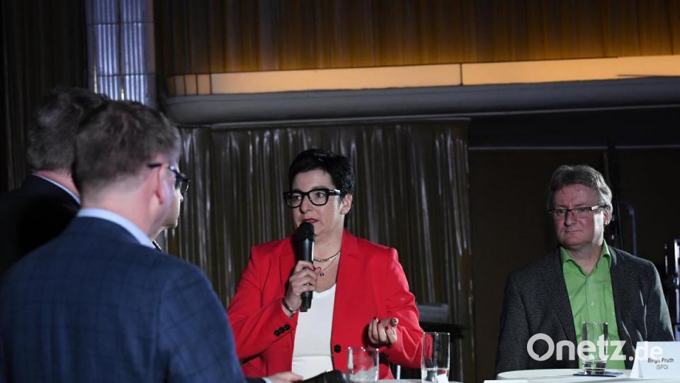 Podiumsdiskussion der Oberbürgermeister-Kandidaten in Amberg: Rund 200 Gäste verfolgten das Rede-Duell im Ring-Theater. Bild: Petra Hartl