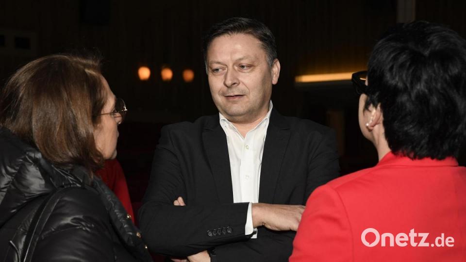 Podiumsdiskussion der Oberbürgermeister-Kandidaten in Amberg: Rund 200 Gäste verfolgten das Rede-Duell im Ring-Theater. Bild: Petra Hartl