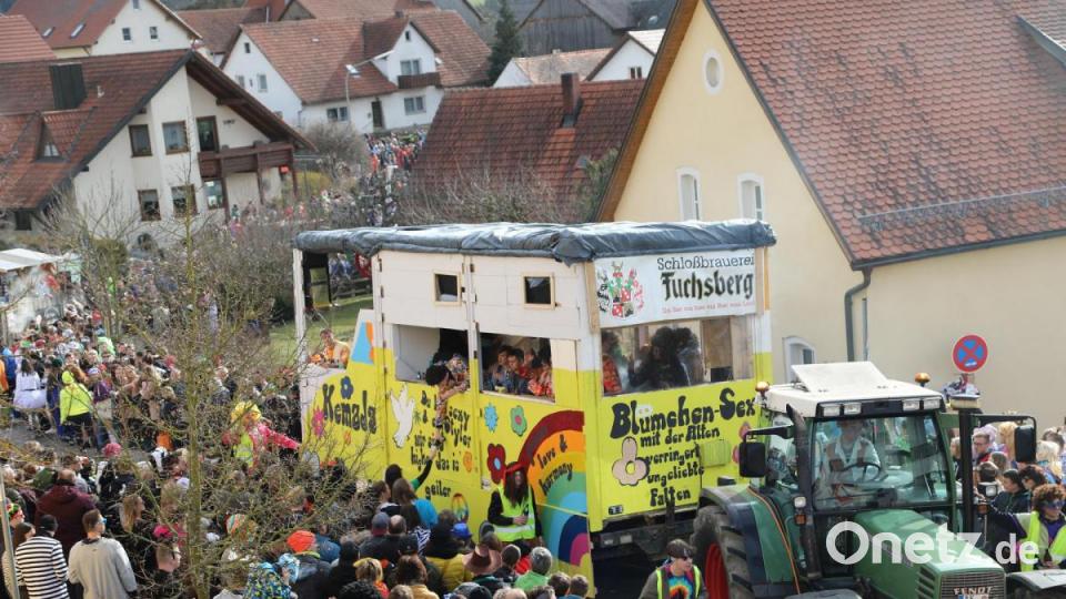 &quot;Peace, love and harmony&quot; war das Motto des &quot;Kemada Hängers&quot;, der im Hippie Style Freude versprühte. Bild: akp