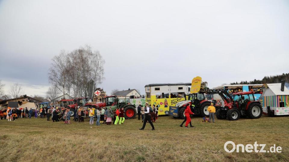 Bei der &quot;After-Zug-Party&quot; waren die Wägen auf der &quot;Zinkelwiese&quot; vor dem Partyzelt am Bauhof.abgestellt. Bild: akp