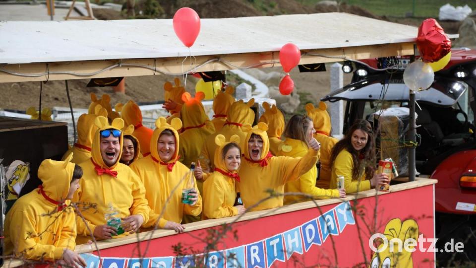 &quot;Goldbärchen zum Knutschen&quot; - die Rottendorfer Feuerwehr weiß, wie man feiert. Das gehört auch zum Ehrenamt dazu. Bild: akp