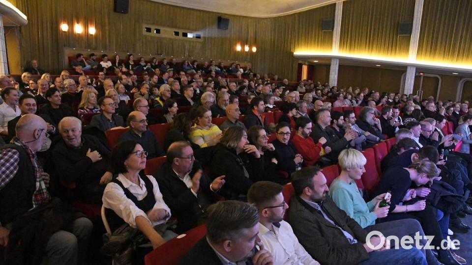 Podiumsdiskussion der Oberbürgermeister-Kandidaten in Amberg: Rund 200 Gäste verfolgten das Rede-Duell im Ring-Theater. Bild: Petra Hartl