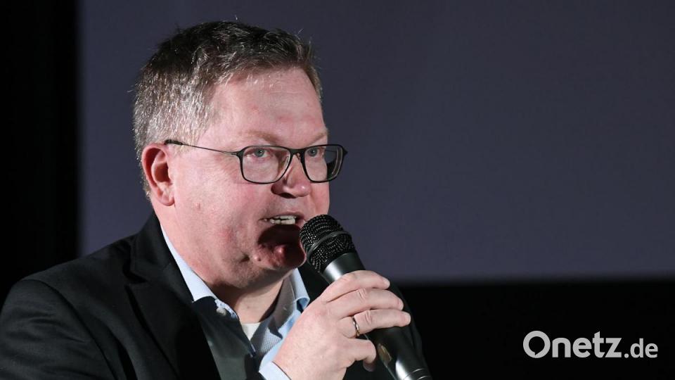 Podiumsdiskussion der Oberbürgermeister-Kandidaten in Amberg: Rund 200 Gäste verfolgten das Rede-Duell im Ring-Theater. Bild: Petra Hartl