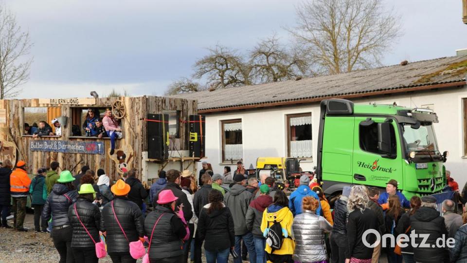 Selbst große Trucks waren beim diesjährigen Faschingszug am Start. Hier das Lohnunternehmen Richthammer, das mit seinem &quot;Bauernwong&quot; den Wandel in der Gesellschaft anprangerte: &quot;Früher geschätzt - heute gehetzt&quot; so der Slogan auf dem Fahrzeug. Bild: akp