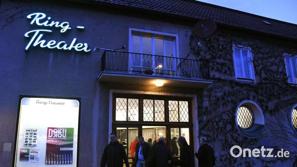 Podiumsdiskussion der Oberbürgermeister-Kandidaten in Amberg: Rund 200 Gäste verfolgten das Rede-Duell im Ring-Theater. Bild: Petra Hartl
