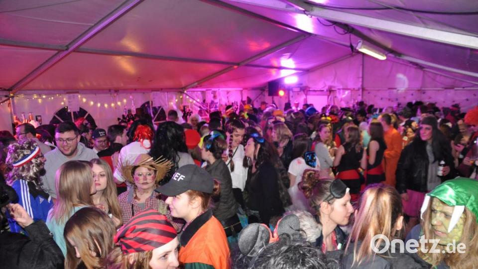 Frauen jeden Alters feierten ausgelassen bei „Lisl’s Weiberfasching“ – und nicht nur die. Bild: ak