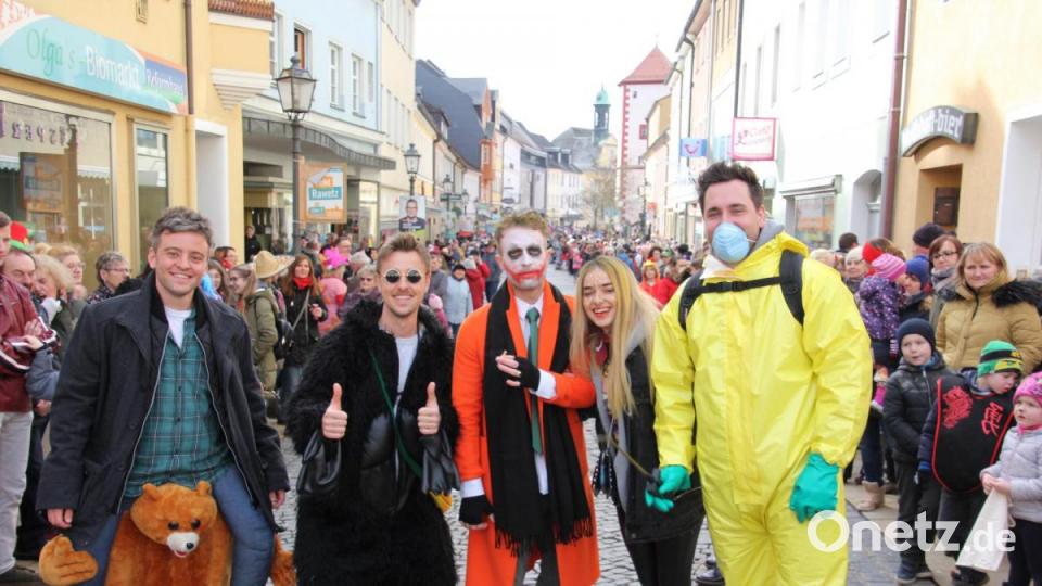 Viele Maskierte säumten den Rawetzer Faschingszug. Bild: kro