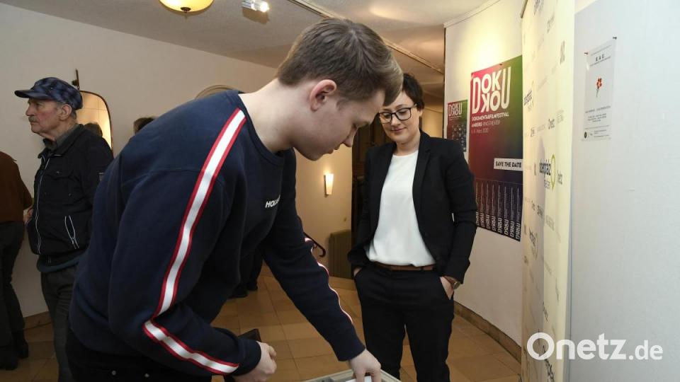 Podiumsdiskussion der Oberbürgermeister-Kandidaten in Amberg: Rund 200 Gäste verfolgten das Rede-Duell im Ring-Theater. Bild: Petra Hartl