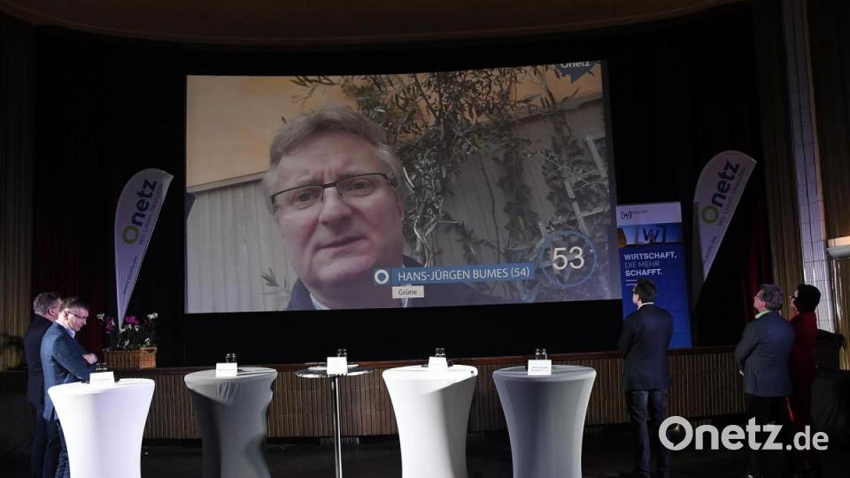 Podiumsdiskussion der Oberbürgermeister-Kandidaten in Amberg: Rund 200 Gäste verfolgten das Rede-Duell im Ring-Theater. Bild: Petra Hartl
